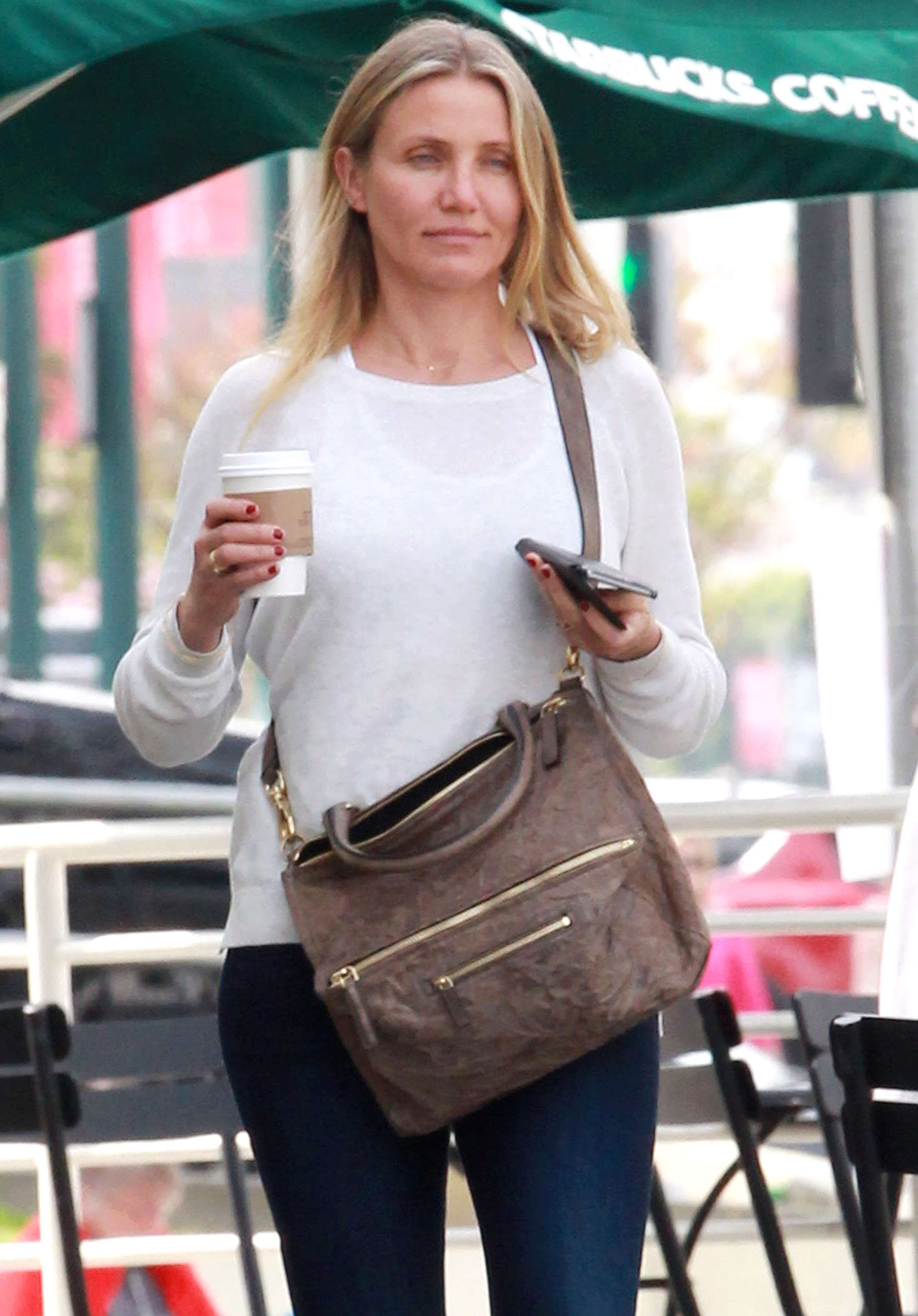 Cameron Diaz - Gets a coffee at Starbucks in Studio City