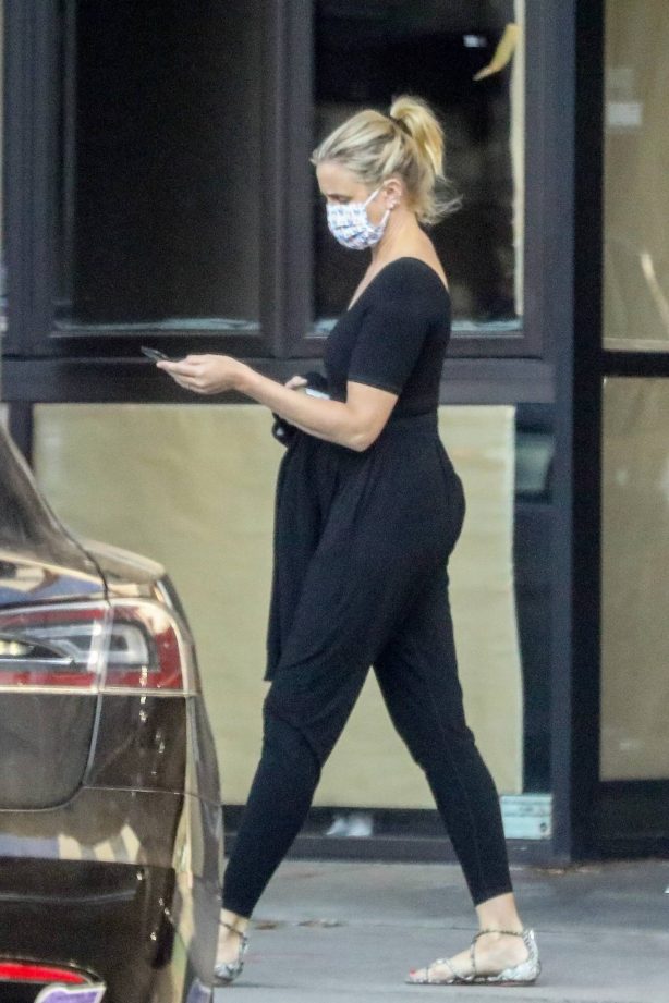 Cameron Diaz - Seen at her physical therapist in Beverly Hills
