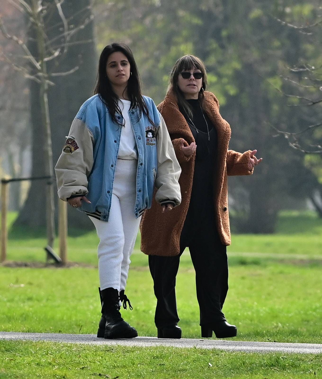 Camila Cabello 2022 : Camila Cabello – Seen in a London park with her mother Sinuhe Estrabao-02