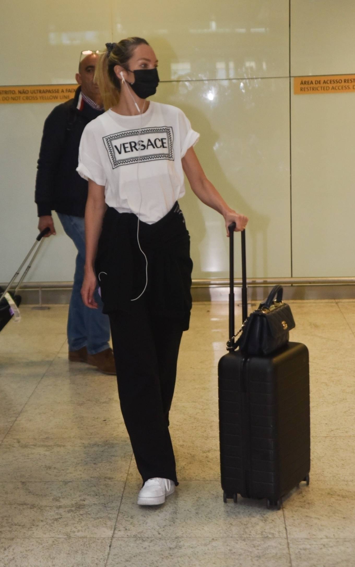 Candice Swanepoel 2023 : Candice Swanepoel – Seen in Versace as she touches down at Guarulhos airport in São Paulo-03