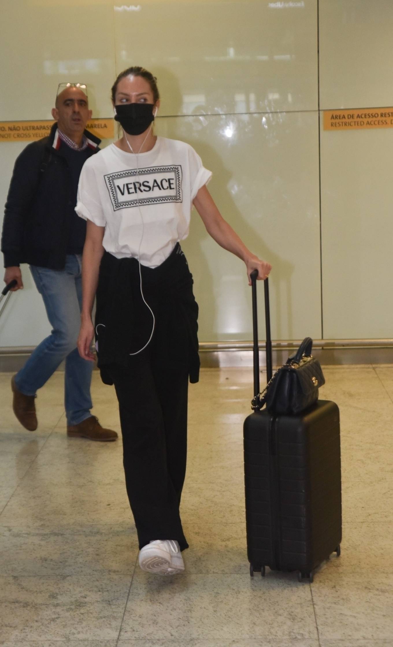 Candice Swanepoel 2023 : Candice Swanepoel – Seen in Versace as she touches down at Guarulhos airport in São Paulo-18