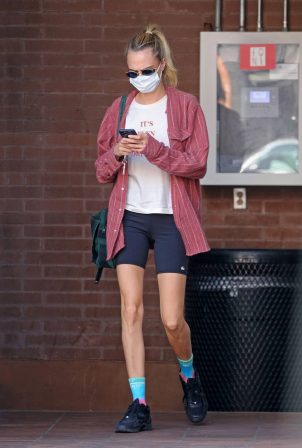 Cara Delevingne - heads to a medical building in Beverly Hills
