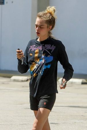 Cara Delevingne - Makes a trip to her local Chase atm in Los Angeles