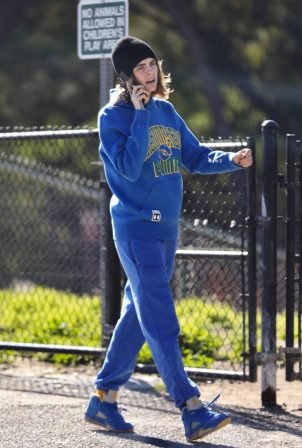 Cara Delevingne - Seen at the dog park in Los Angeles