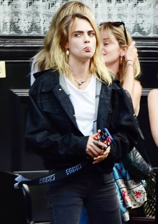 Cara Delevingne - Seen with friends at a pub in London's Notting Hill