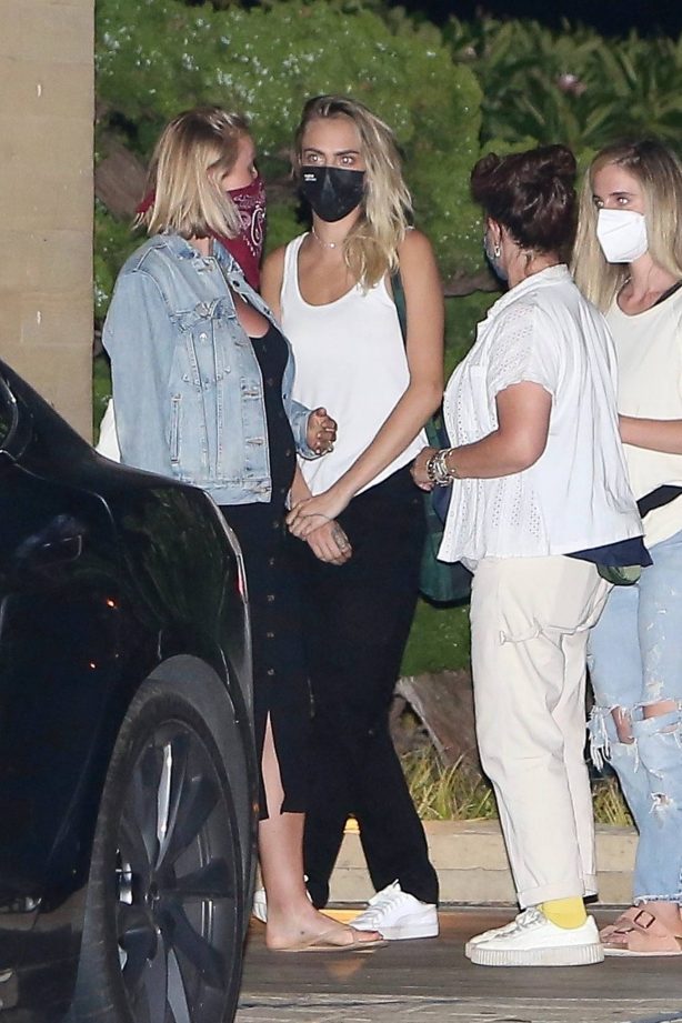 Cara Delevingne - Spotted at Nobu with friends in Malibu