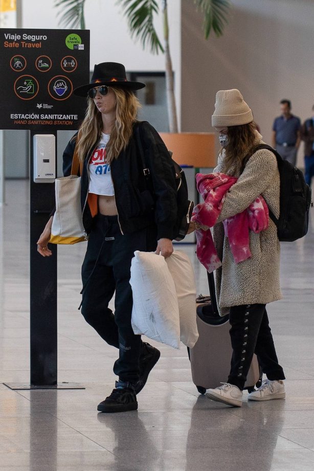 Cara Delevingne - Spotted at the airport leaving Cabo San Lucas