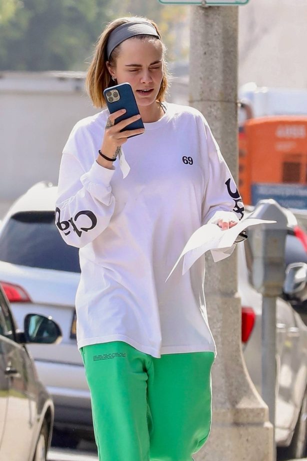 Cara Delevingne - Stopping by Pinar and Wagner Dentistry in West Hollywood