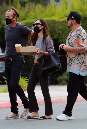 Cara Santana and boyfriend Shannon Leto gather with friends at a ...