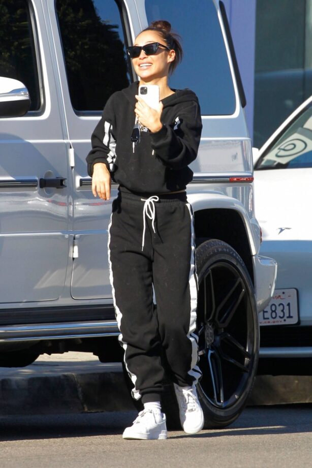 Cara Santana - Picking up her dog in West Hollywood