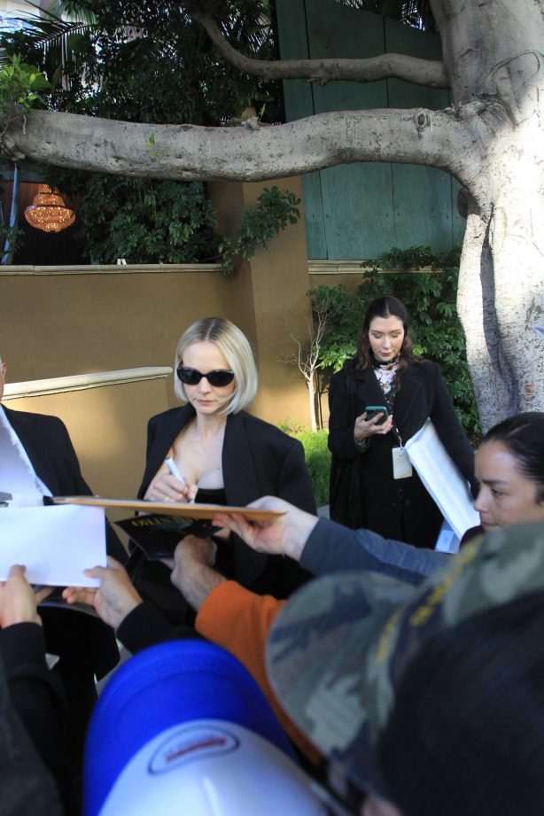 Carey Mulligan - Signs autographs at AFI Awards in Beverly Hills