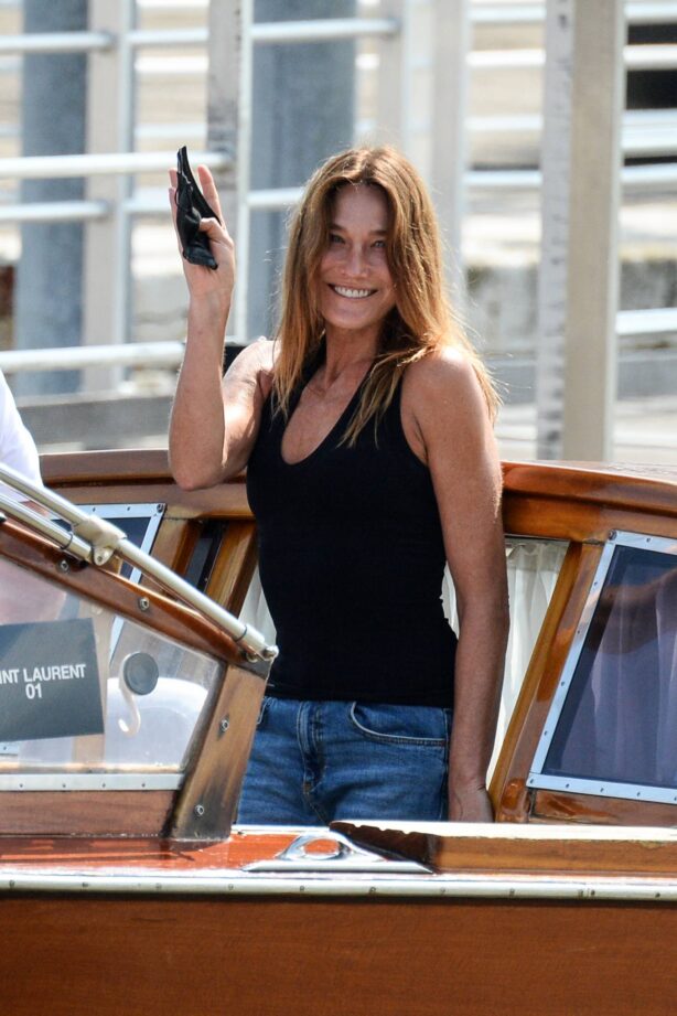 Carla Bruni - Is seen at the airport in Venice