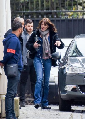 Carla Bruni - Leaves her home in Neuilly-sur-Seine
