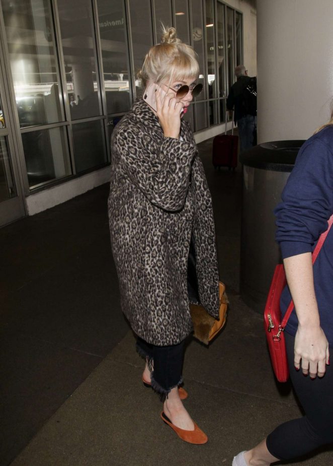 Carly Rae Jepsen - Arriving at LAX Airport in Los Angeles