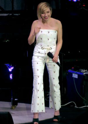 Carly Rae Jepsen - Performs at David Foster Foundation Gala in Vancouver