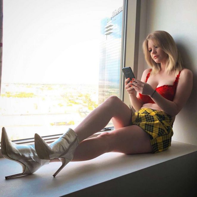 Carrie Keagan - Instagram