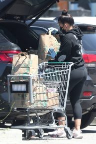 Cassie Ventura - Wears a face mask while out for a shopping