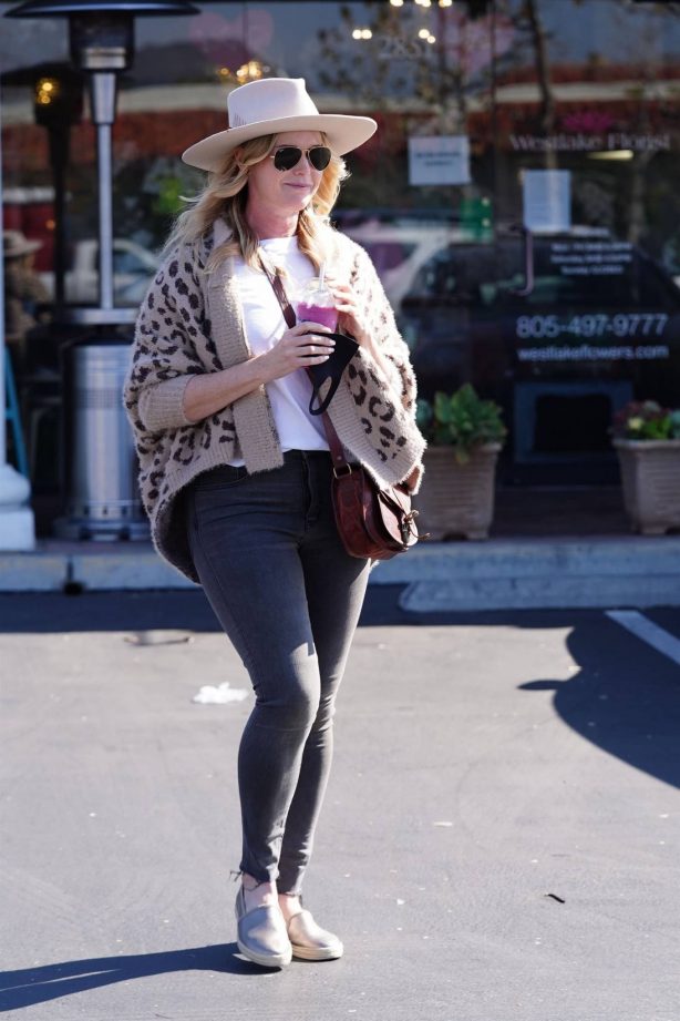 Catherine Sutherland - Outt for a smoothie at Joi Cafe in Westlake Village