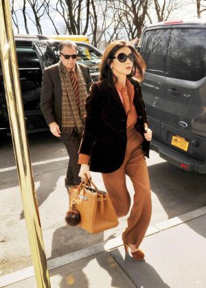 Catherine Zeta Jones arrives to her apartment in NYC