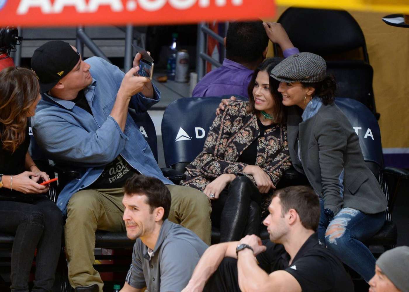 Jenna Dewan Tatum 2015 : Channing Tatum Jenna Dewan and Emmanuelle Chriqui Watch Lakers Game -03