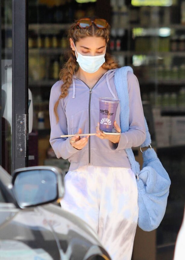 Chantel Jeffries - Getting a smoothie at Earthbar in West Hollywood