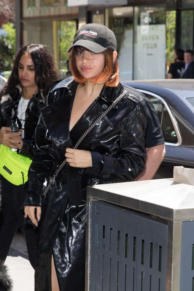 Charli XCX - Arriving at a record store in Melbourne