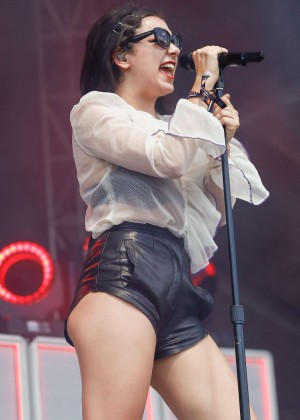 Charli XCX - Performance at 2015 Lollapalooza in Chicago