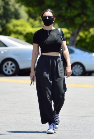 Charli XCX - Shows her midriff out in Los Angeles