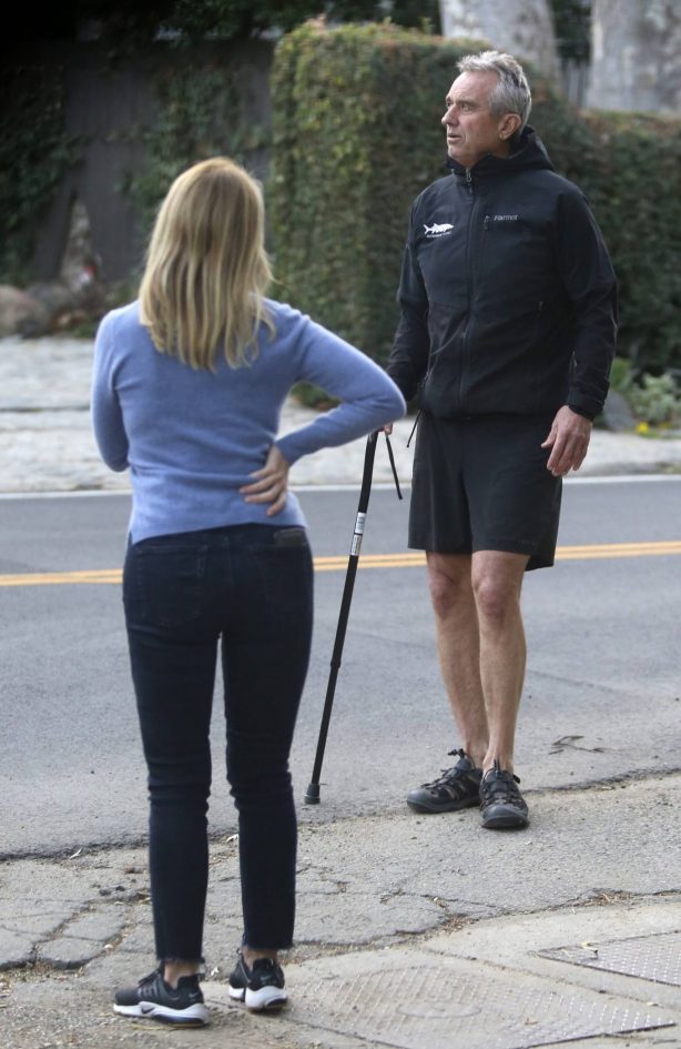 Cheryl Hines - Out for a stroll in Los Angeles