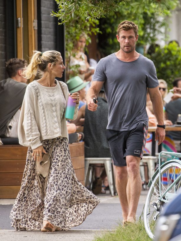 Chris Hemsworth and Elsa Pataky - Spotted going barefoot for breakfast in Byron Bay