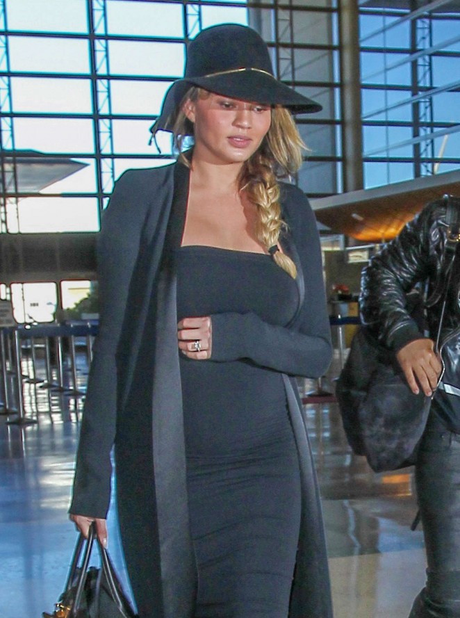 Chrissy Teigen - Arrives at LAX Airport in Los Angeles