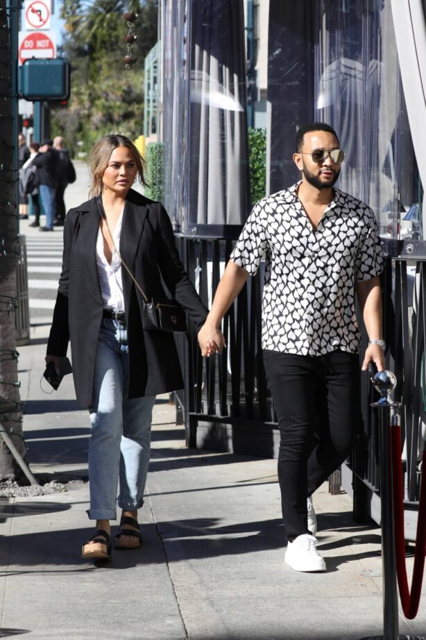 Chrissy Teigen - Steps out for a lunch date in Los Angeles