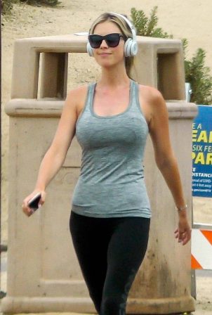 Christina Anstead - Jogging out in Newport Beach
