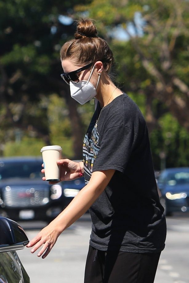 Christina Schwarzenegger - Spotted at Blue Bottle Coffee in Brentwood