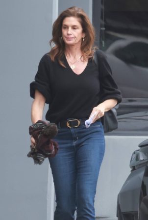 Cindy Crawford - Arrives for a photo shoot at a studio in Santa Monica