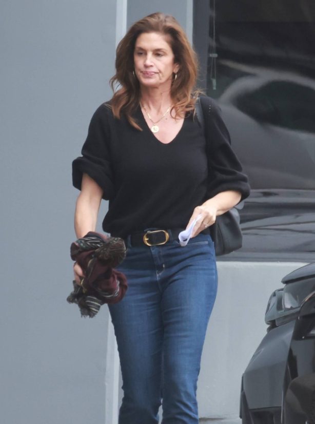 Cindy Crawford - Arrives for a photo shoot at a studio in Santa Monica