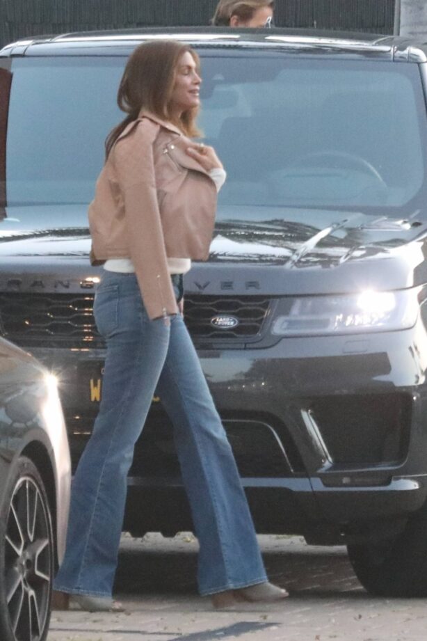 Cindy Crawford - Family lunch candids at Cafe Habana in Malibu