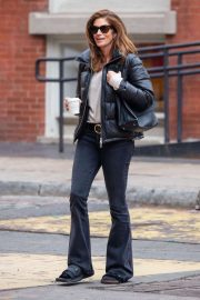 Cindy Crawford - Grabs a cup of coffee in NYC