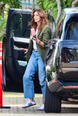 Cindy Crawford - Seen while meeting up with a friend in Malibu