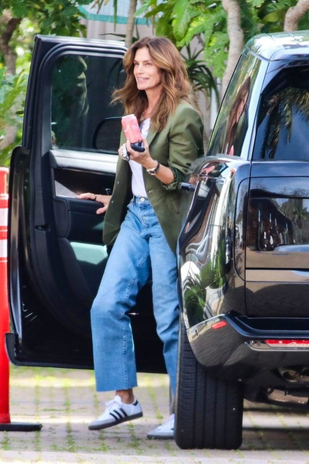 Cindy Crawford - Seen while meeting up with a friend in Malibu