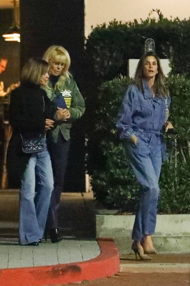 Cindy Crawford - Seen with mom and friends at Lucky's Restaurant in Malibu