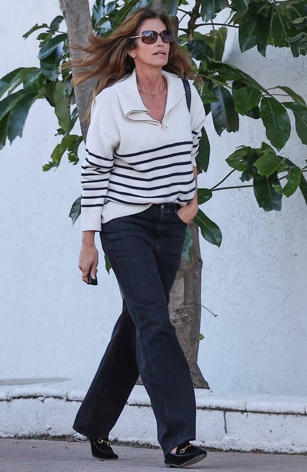 Cindy Crawford - Spotted at office building in Malibu