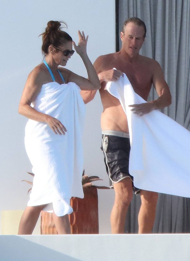 Cindy Crawford - With her husband Rande Gerber out in Los Cabos - Mexico