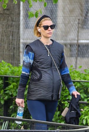Claire Danes - Displays her baby bump at the local supermarket in Soho