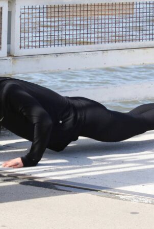 Claire Danes - Doing push-ups in Manhattan’s Hudson River Park