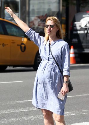 Claire Danes - Hail a cab in New York City