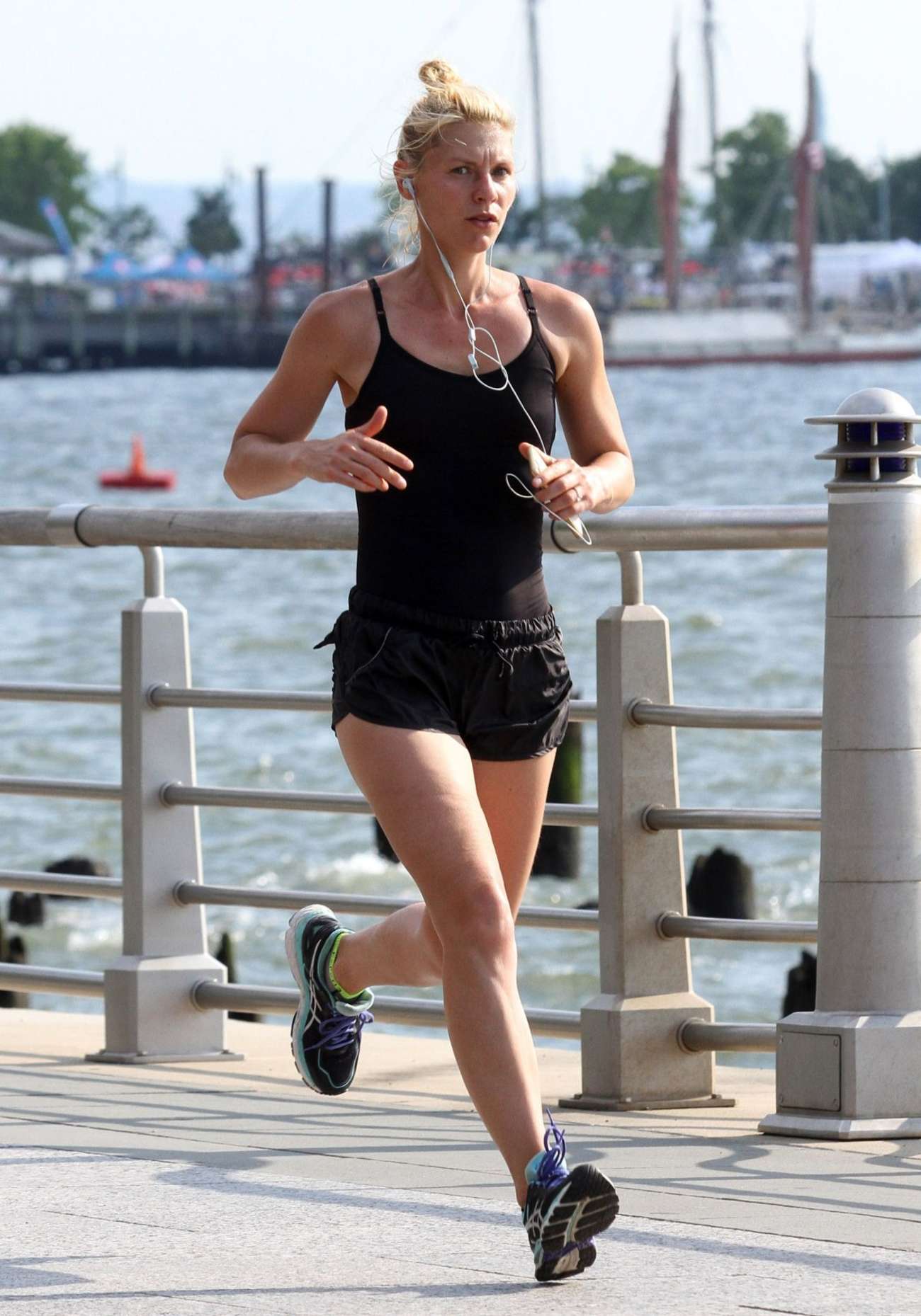 Claire Danes 2016 : Claire Danes in Shorts Jogging -03