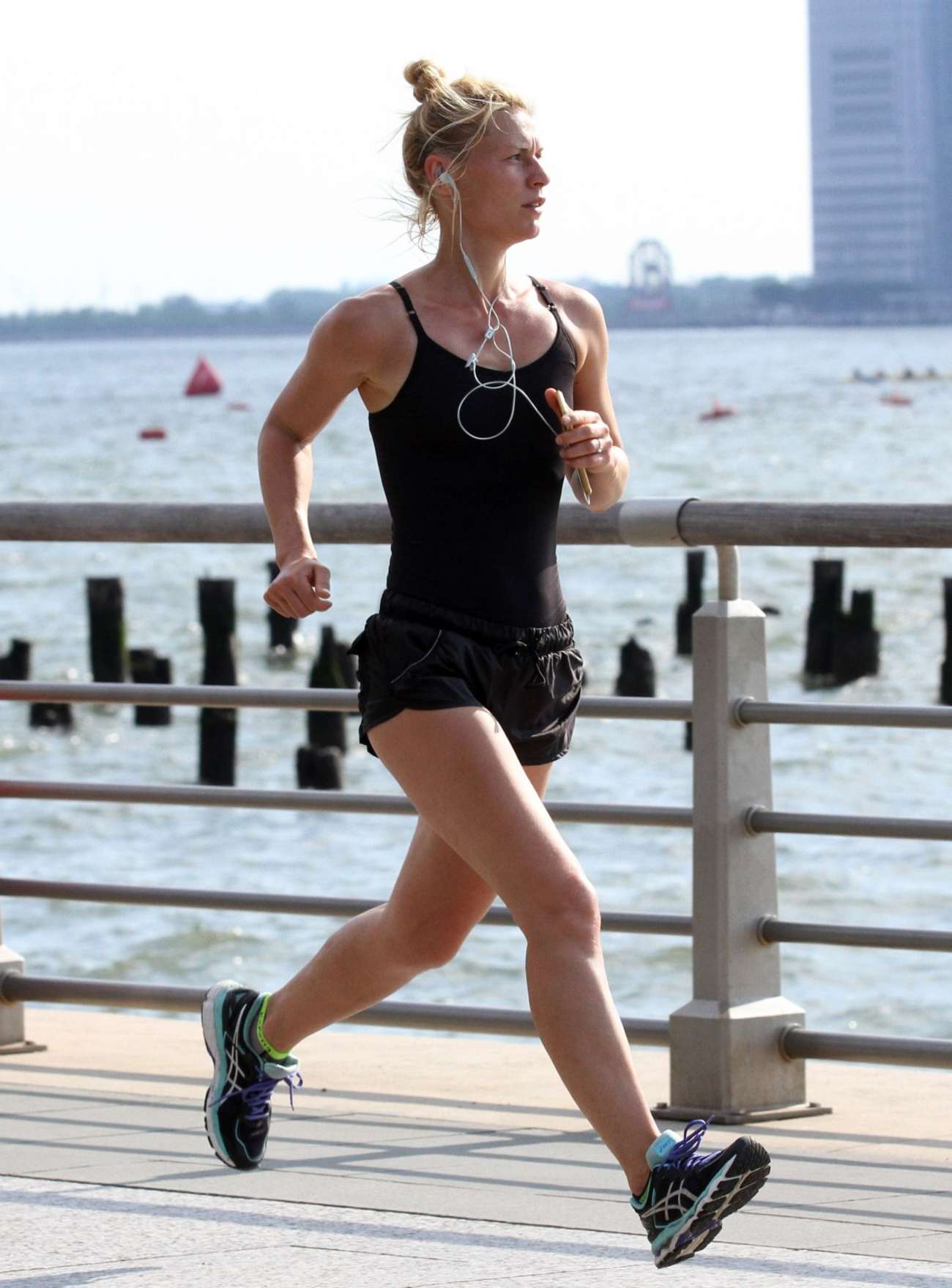 Claire Danes 2016 : Claire Danes in Shorts Jogging -05