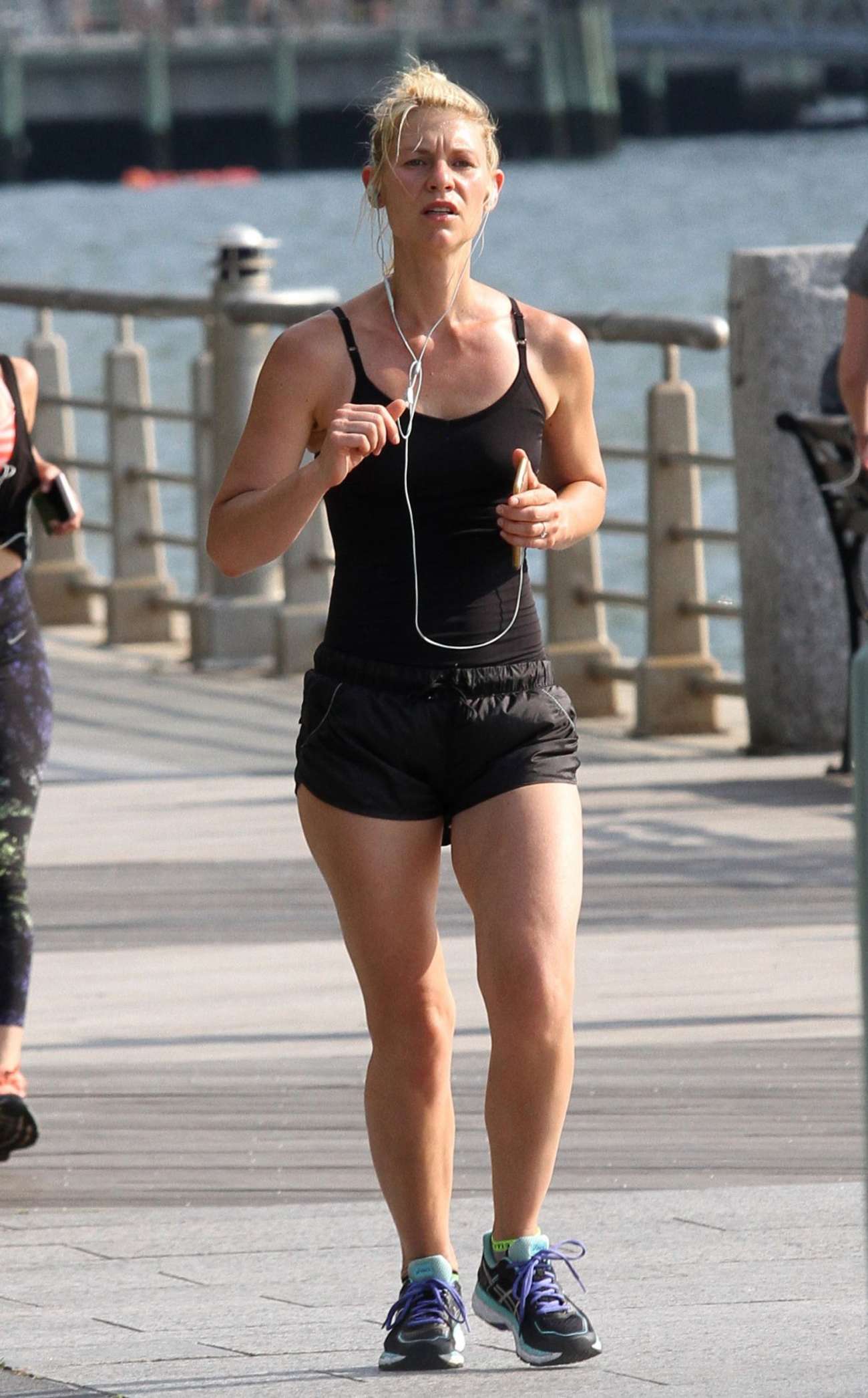 Claire Danes 2016 : Claire Danes in Shorts Jogging -08