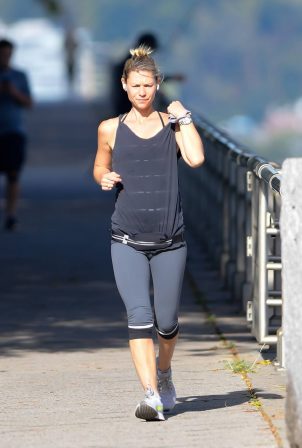 Claire Danes - Jogging candids in New York